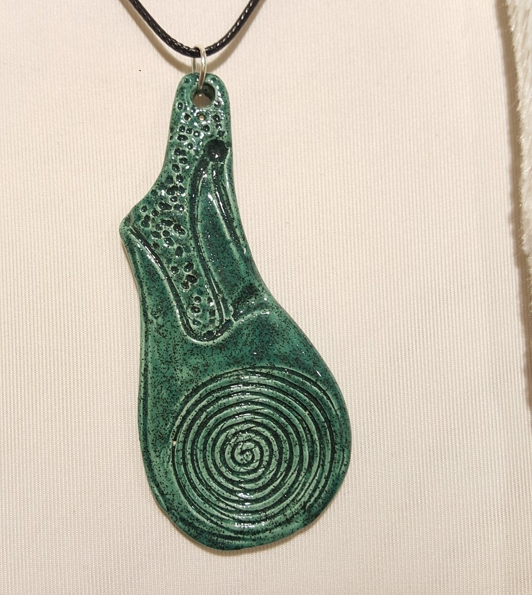 Üstün Yetenek ve Sonsuzluk Sembolü Spiral İşlemeli Lale Kolye
