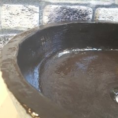 Kaya görünümlü seramik lavabo