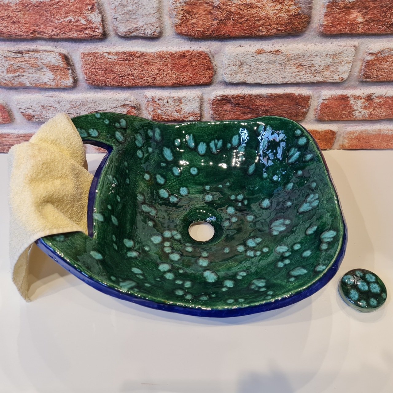 Kristal sırlı havlu askılığı olan lavabo