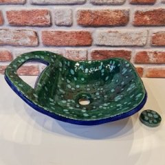 Kristal sırlı havlu askılığı olan lavabo