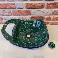 Kristal sırlı havlu askılığı olan lavabo