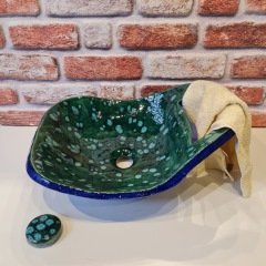 Kristal sırlı havlu askılığı olan lavabo